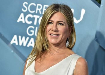 La actriz Jennifer Aniston deja sus huellas en el Paseo de la Fama