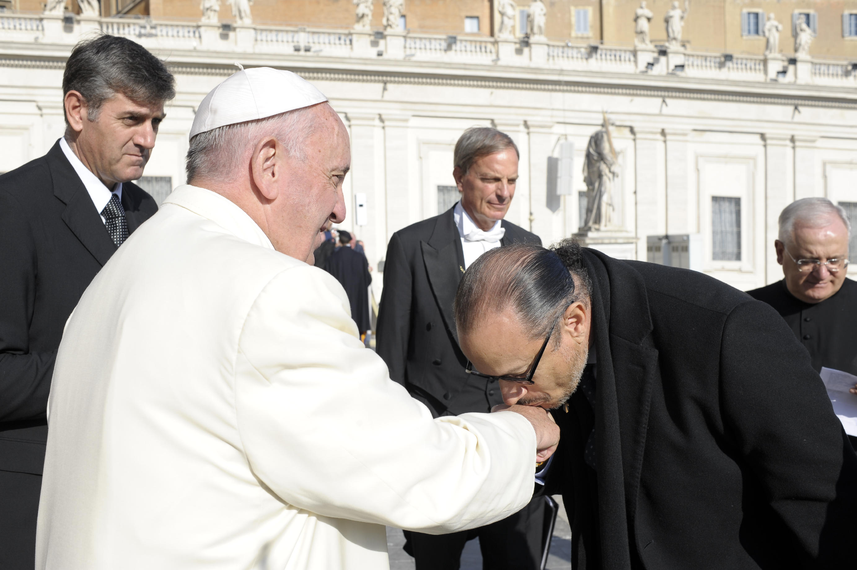 Ministro de Cultura recibe saludos del Papa Francisco