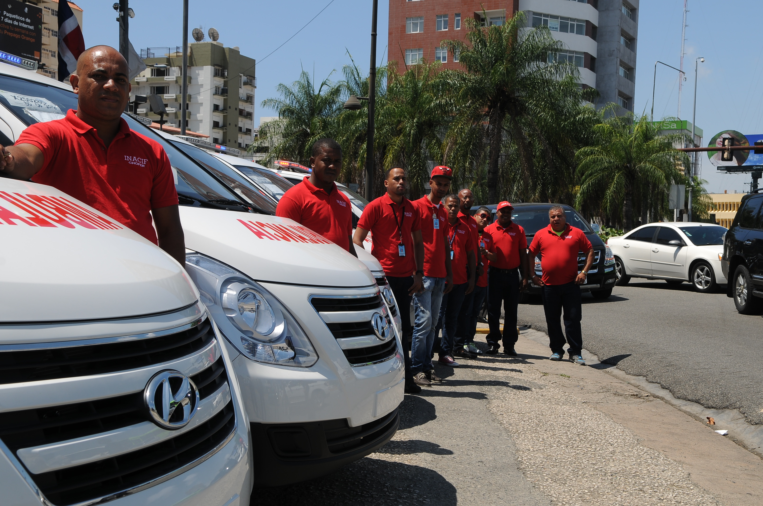 Procuraduría entrega 10 ambulancias al INACIF 
