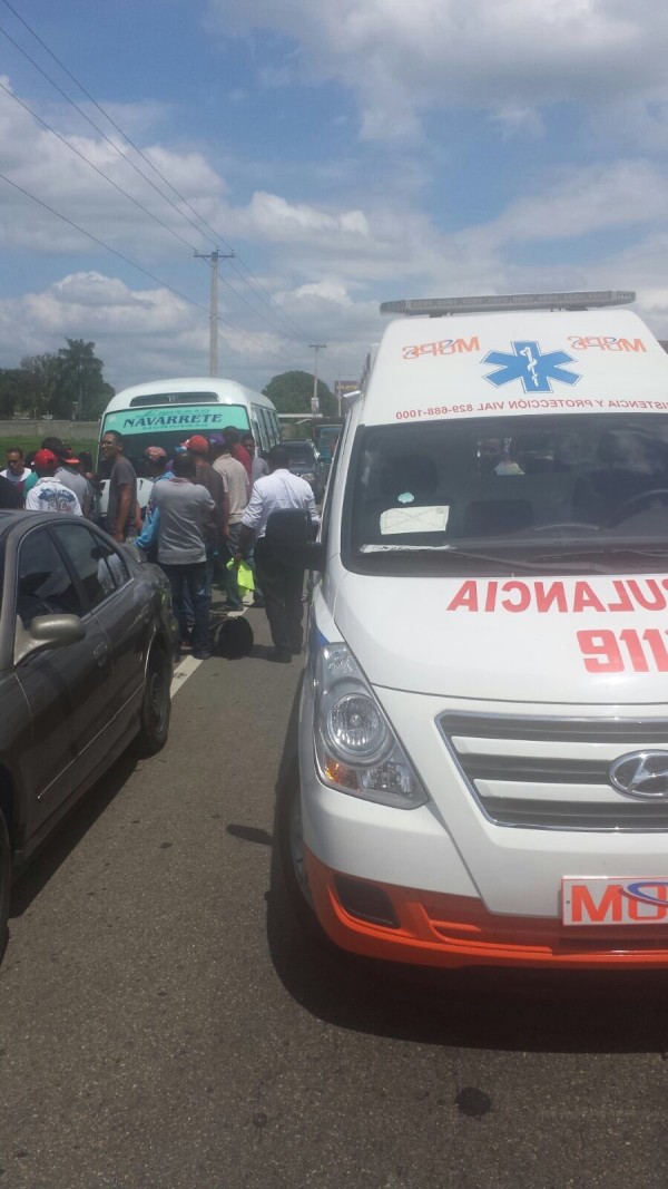 Varios heridos al chocar minibús lleno de pasajeros con camión de madera