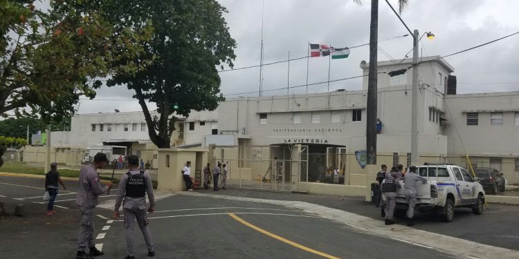 Sacan a 2 mil reclusos de cárcel La Victoria en medio de intensos aguaceros