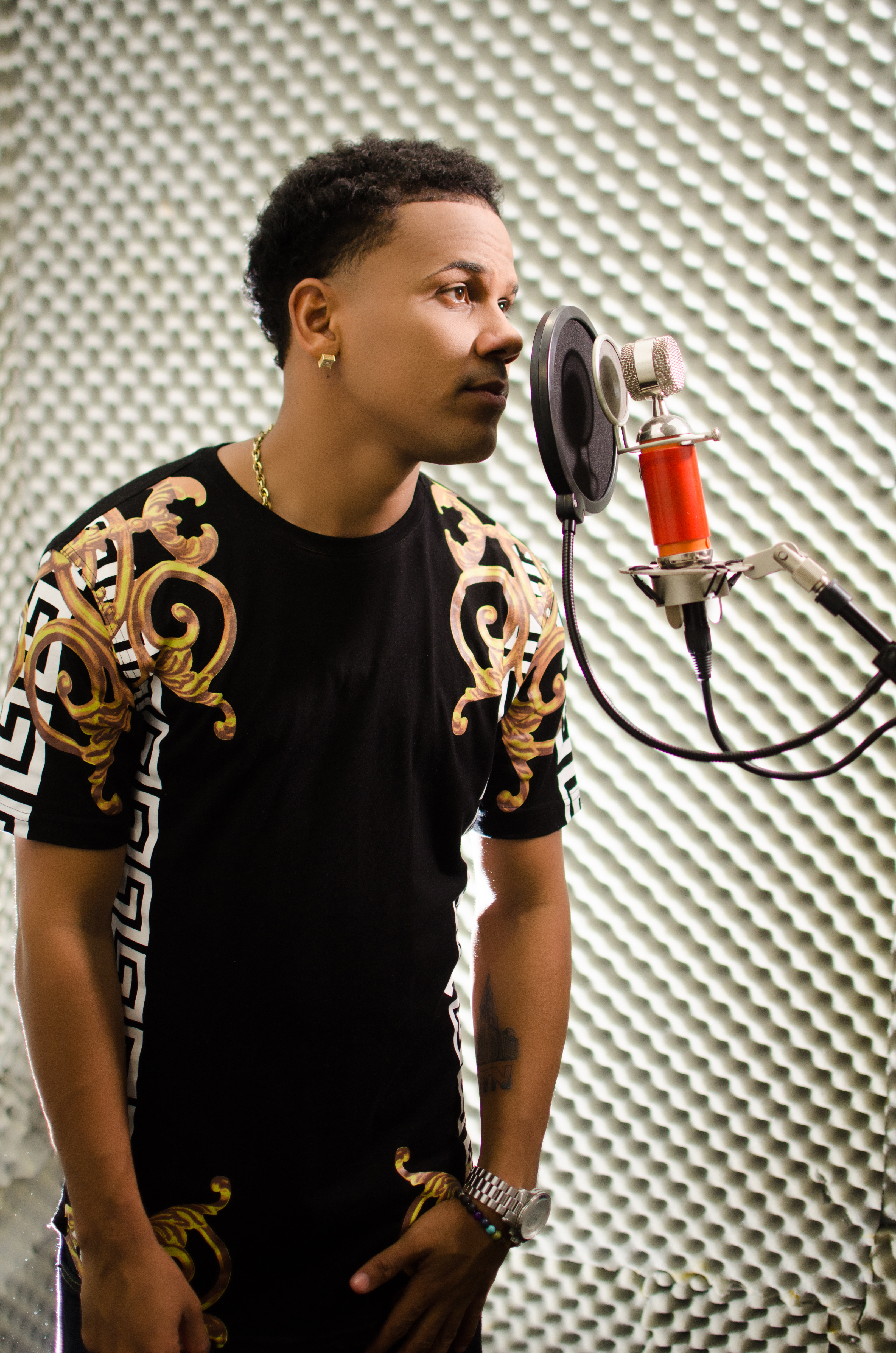 Small J. se afianza en el género urbano bajo el sello de"The company M"