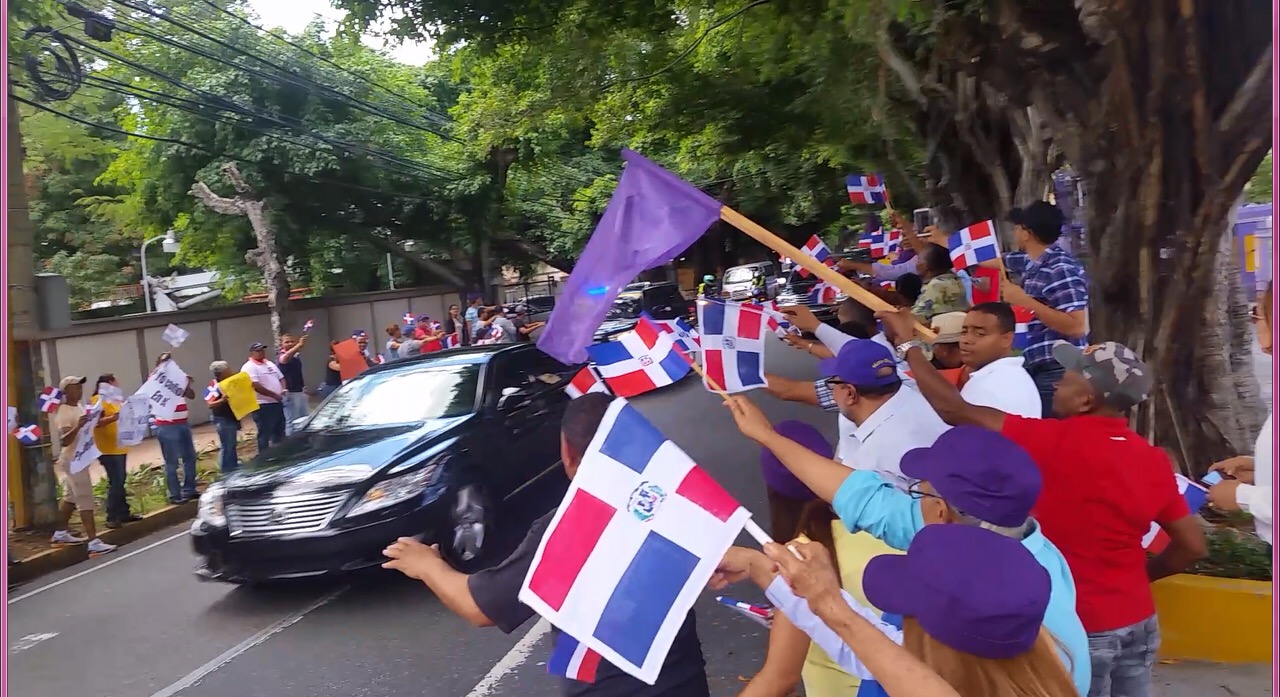 Medina recibe apoyo a su paso en sectores de la capital