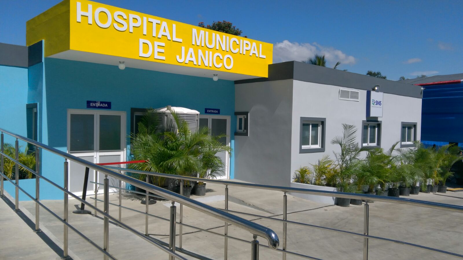 El Presidente Medina inaugura hospital en Jánico