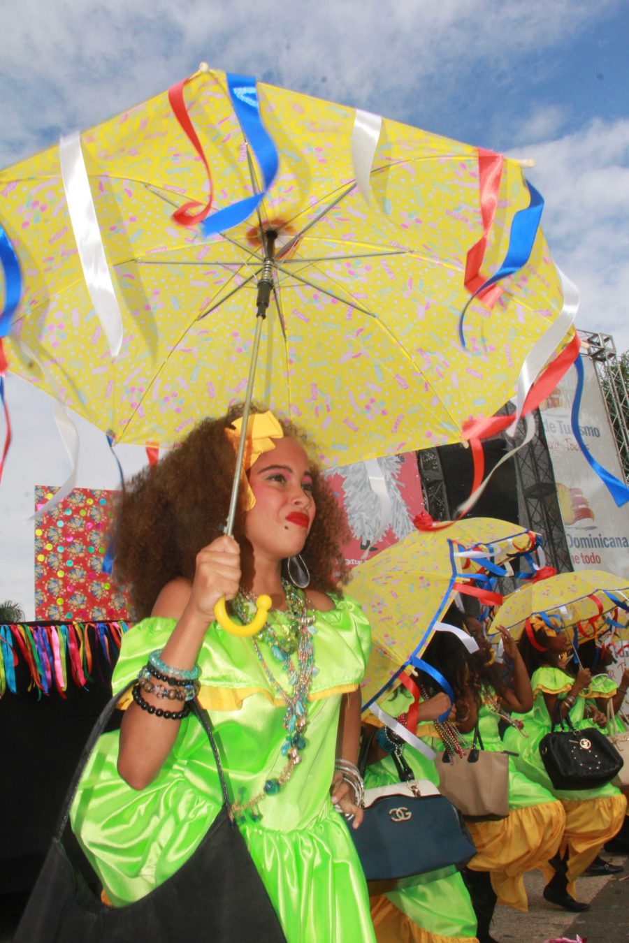 Comparsa rinde homenaje a Celia Cruz en Carnaval Infantil