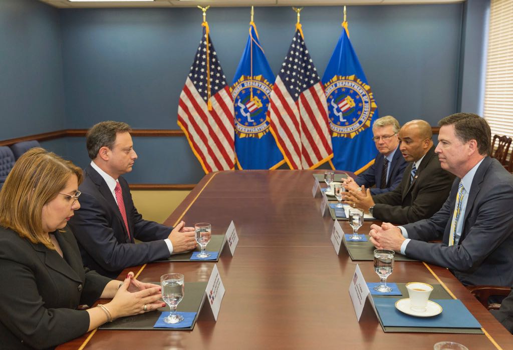 Procurador y director del FBI acuerdan redoblar cooperación para perseguir el crimen