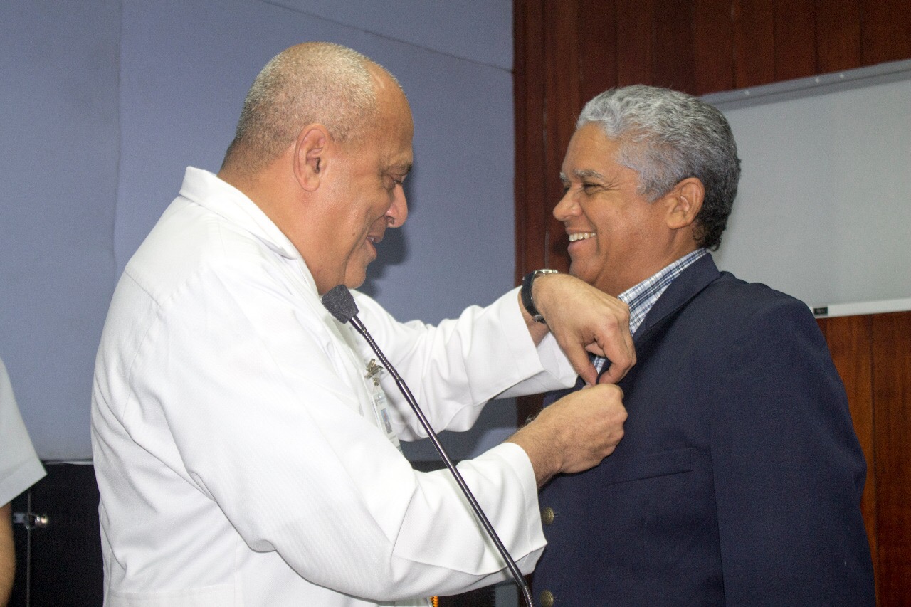 Visita hospital FAD y destaca su efiiencia