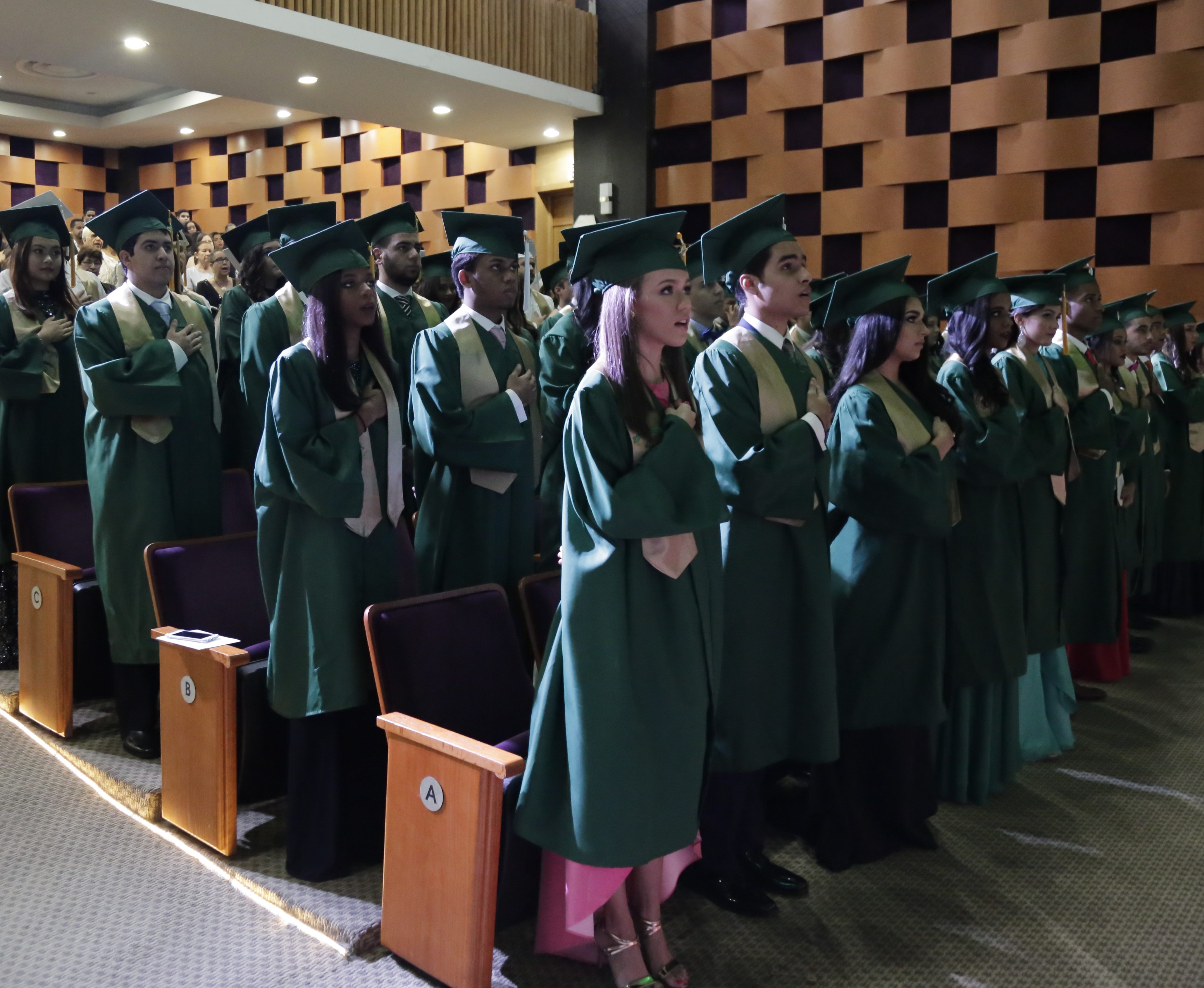 Admiten graduados de New Horizons en más de 50 universidades extranjeras