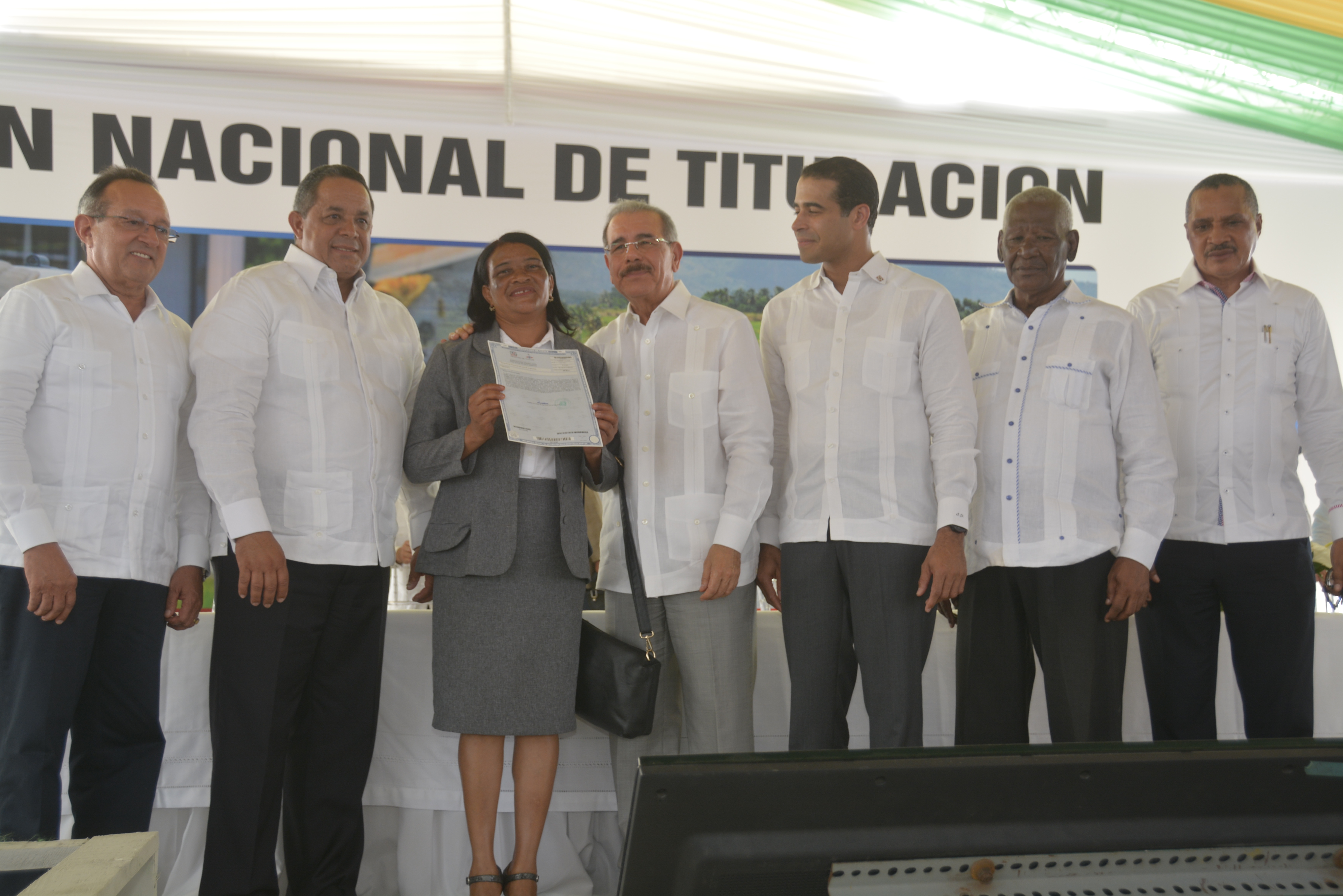 Gobierno entrega títulos definitivos a productores de San Juan y Elías Piña