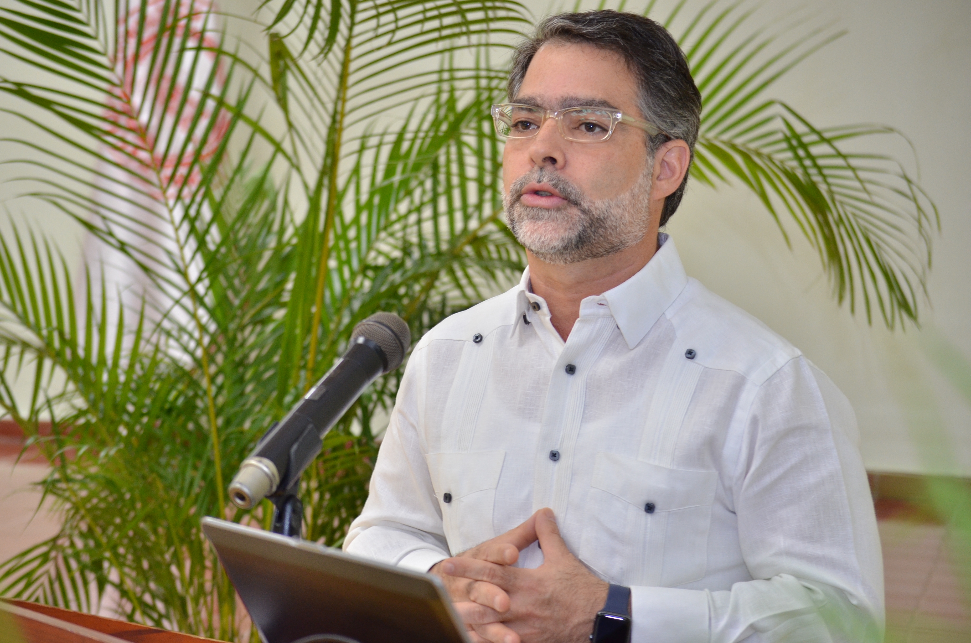 Selman denuncia uso fondos pensiones para financiar déficit del Estado