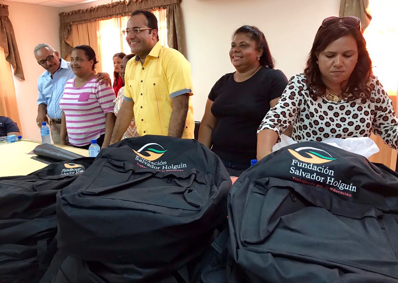 Salvador Holguín entrega útiles escolares