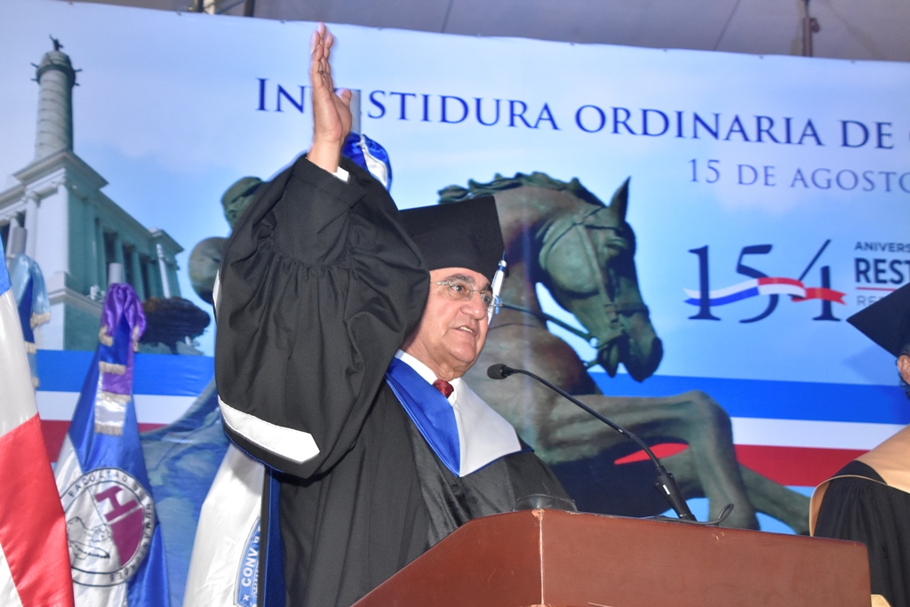 UASD gradúa 905 nuevos profesionales