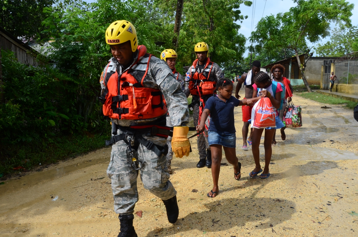 Espectacular rescate aéreo de familias en riesgo en zona de Monte Plata