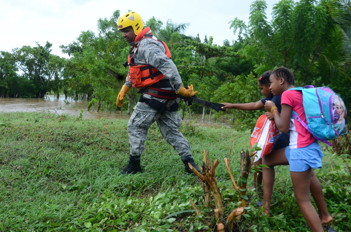 Espectacular rescate aéreo de familias en riesgo en zona de Monte Plata