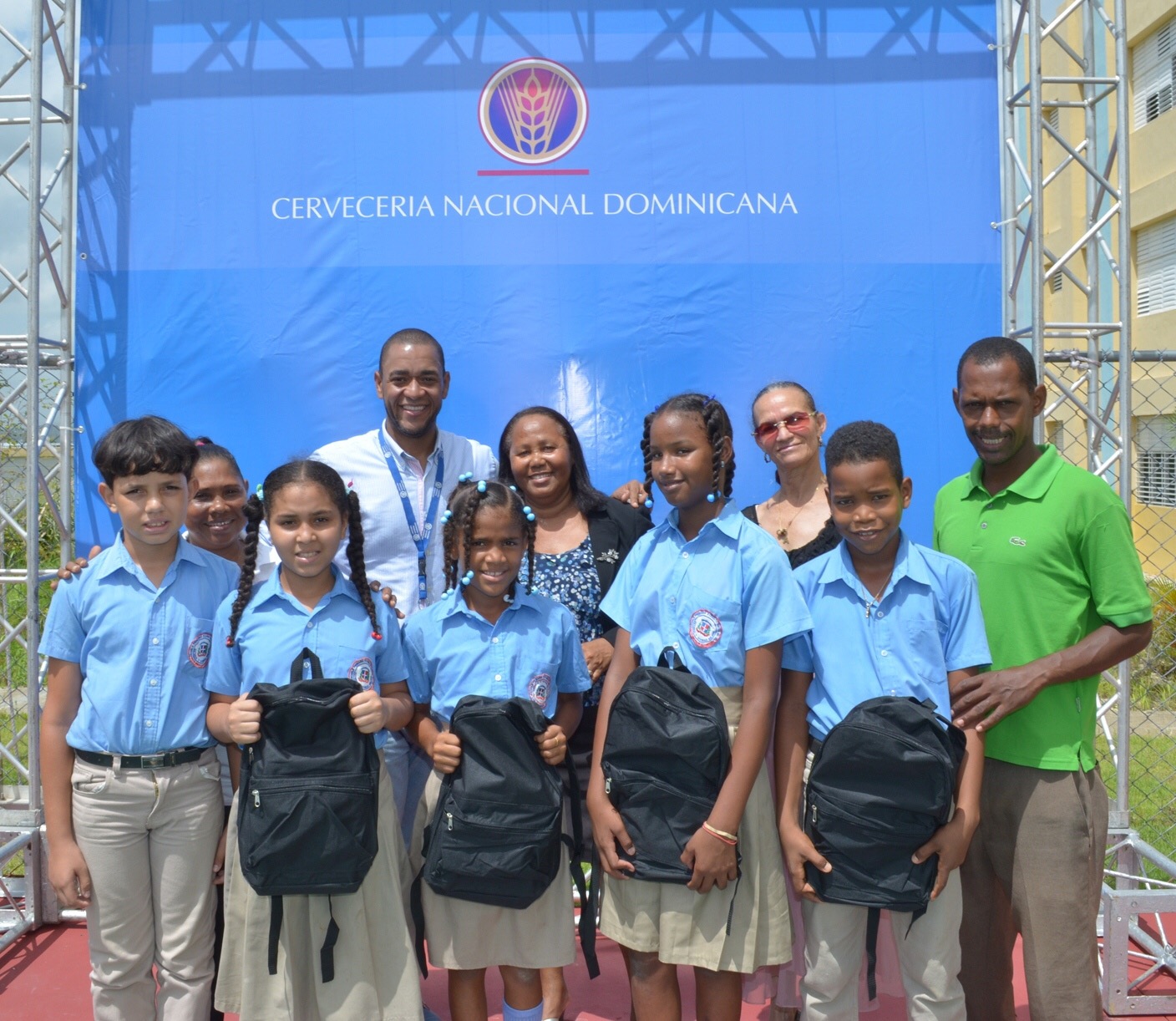 CND dona útiles escolares a más    de 3,350 estudiantes de Hato Nuevo