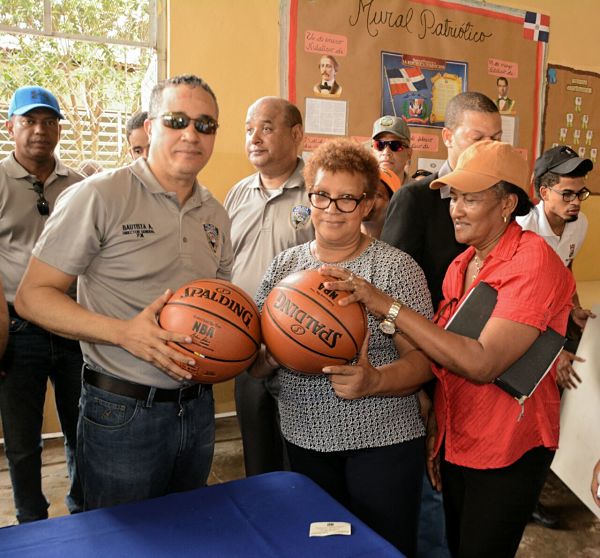 Policía realiza encuentro de proximidad en Los Guaricanos