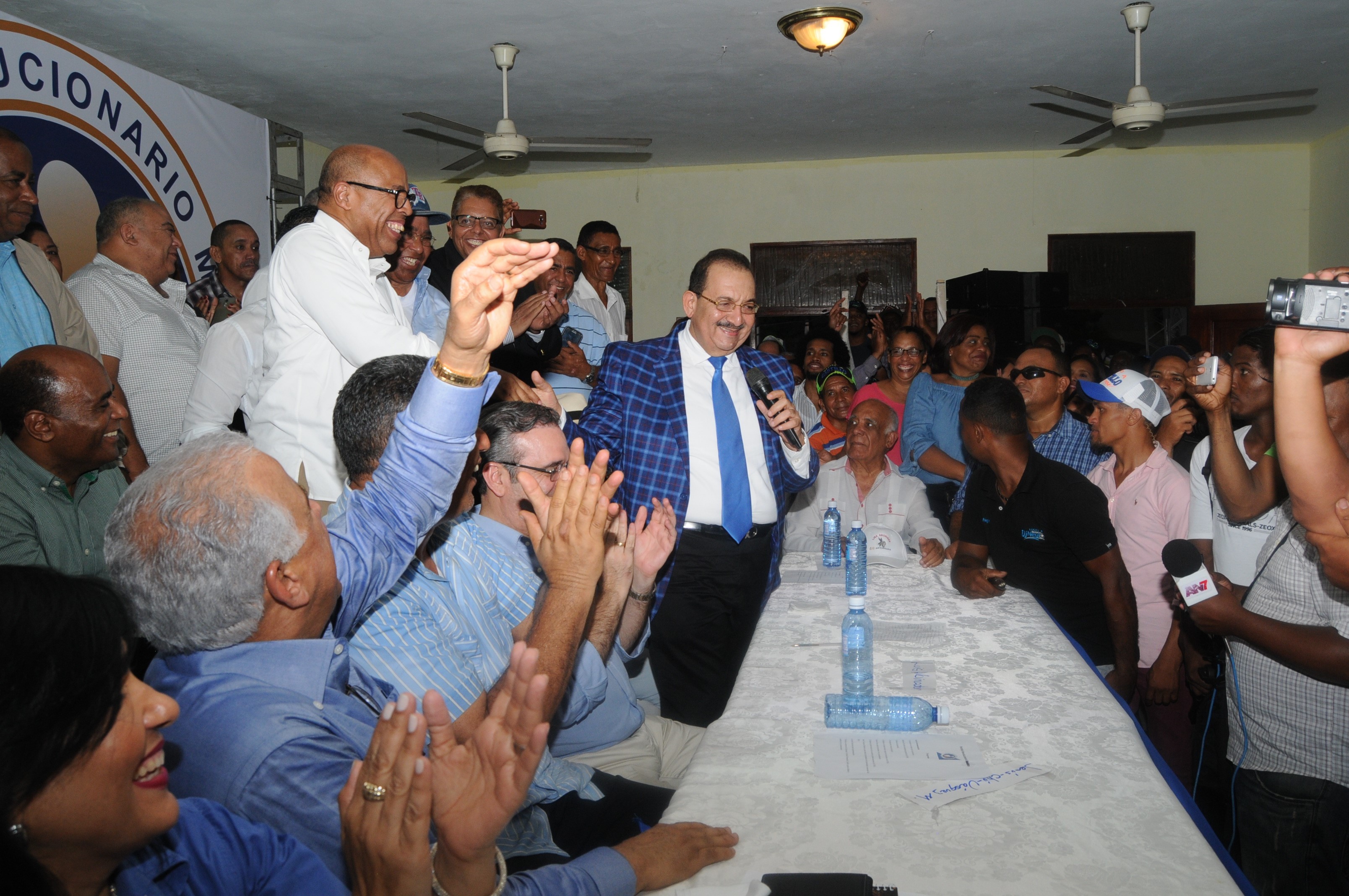 PRM juramenta diputado del PRD y dirigentes del PLD