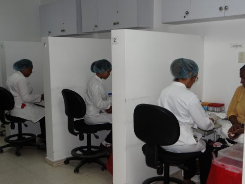 Pese a huelga médica, en Ney Arias atienden pacientes