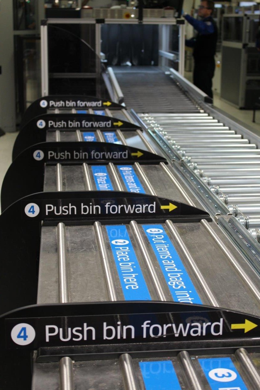 Filas con revisión automatizada en aeropuerto de Miami