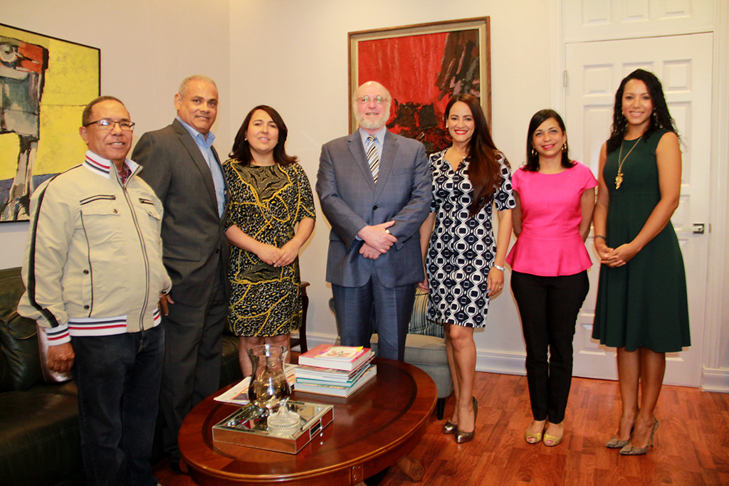 Ministro de Cultura recibe una comisión de Acroarte