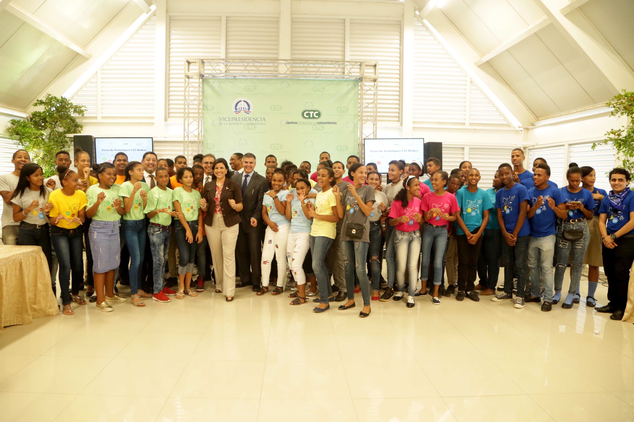 Vicepresidenta y ejecutivos de Intel asisten a la “Feria Prototipos Maker CTC”