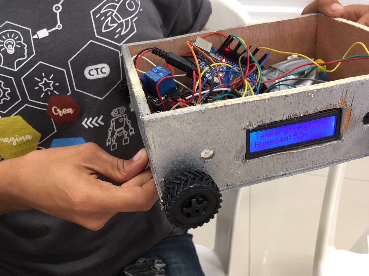 Vicepresidenta y ejecutivos de Intel asisten a la “Feria Prototipos Maker CTC”