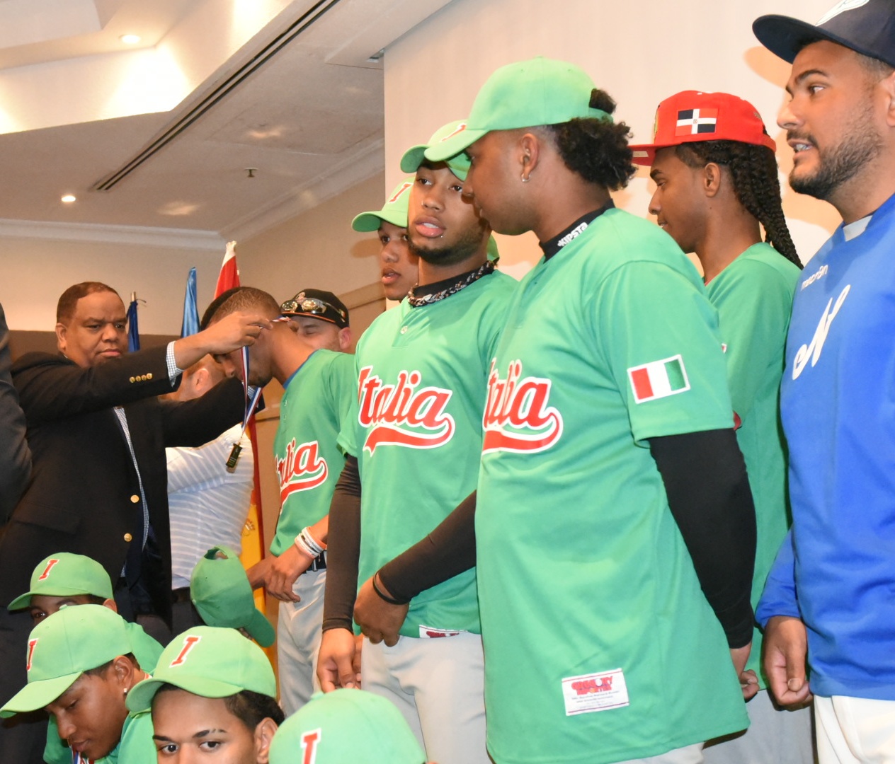 Cáceres ganó tres y béisbol oro para Italia en Juegos de Europa