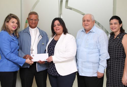 Banco BHD León entrega donaciones afectados por el huracán María