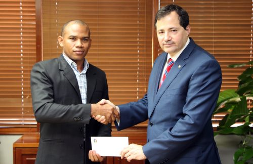 Banco BHD León entrega donaciones afectados por el huracán María