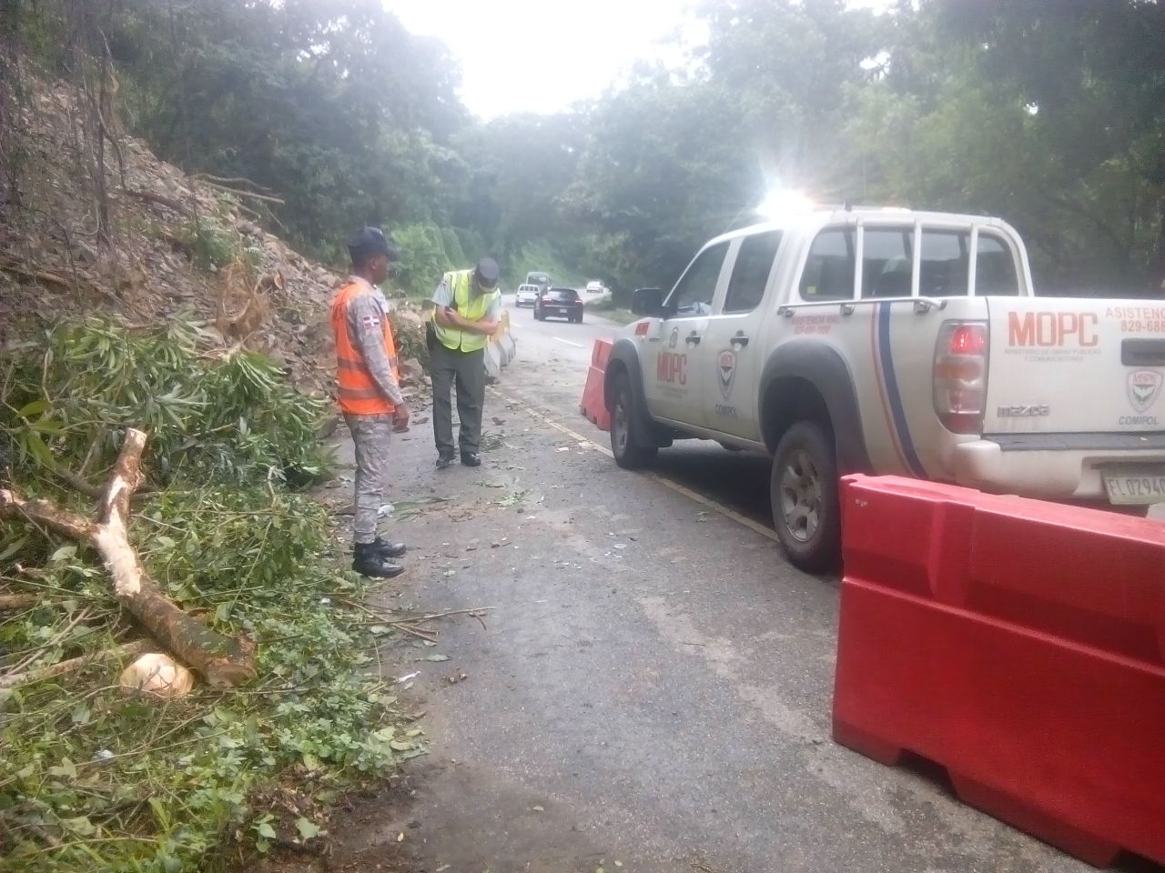 MOPC coloca muros "New Jersey" en trayectos de derrumbe en autopista Duarte