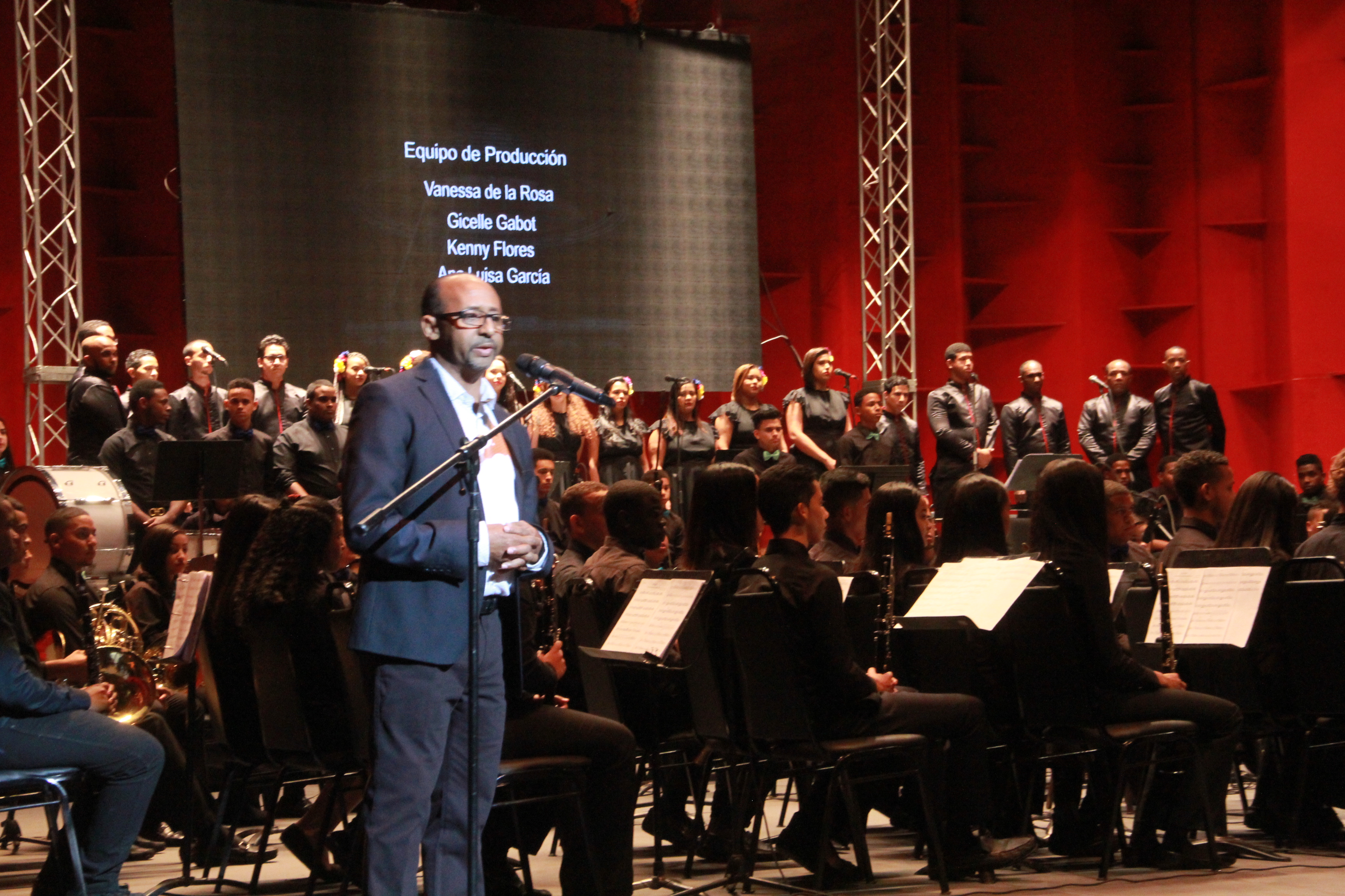 Luis Días, venerado durante homenaje en el Teatro Nacional