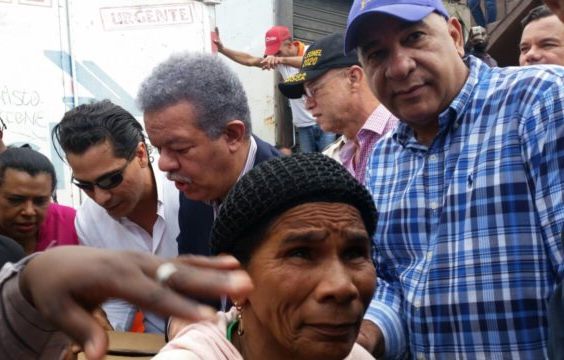 Leonel reparte cajas navideñas en Santiago