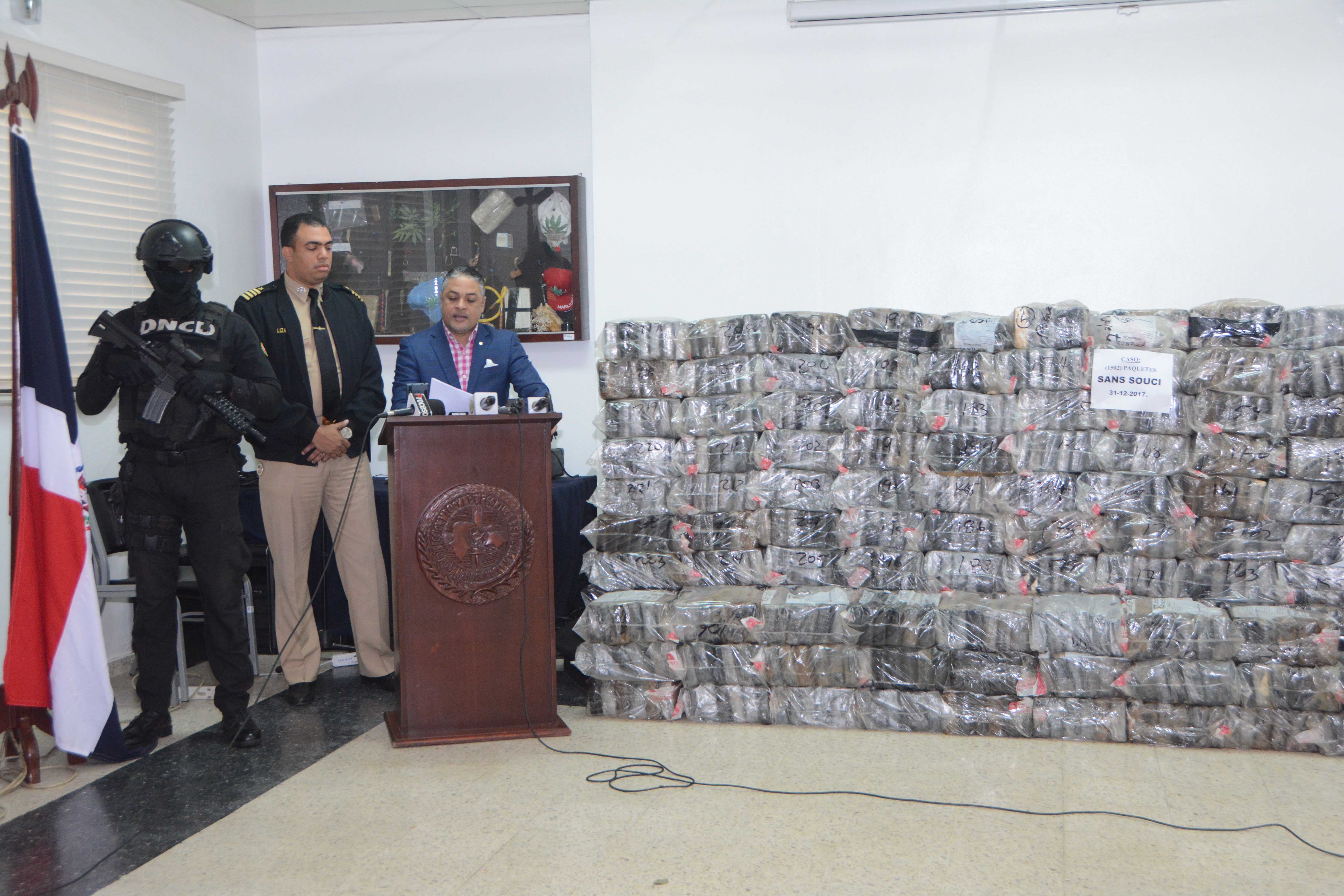 DNCD ocupa mil 502 paquetes de cocaína en barco de carga en Sans Soucí