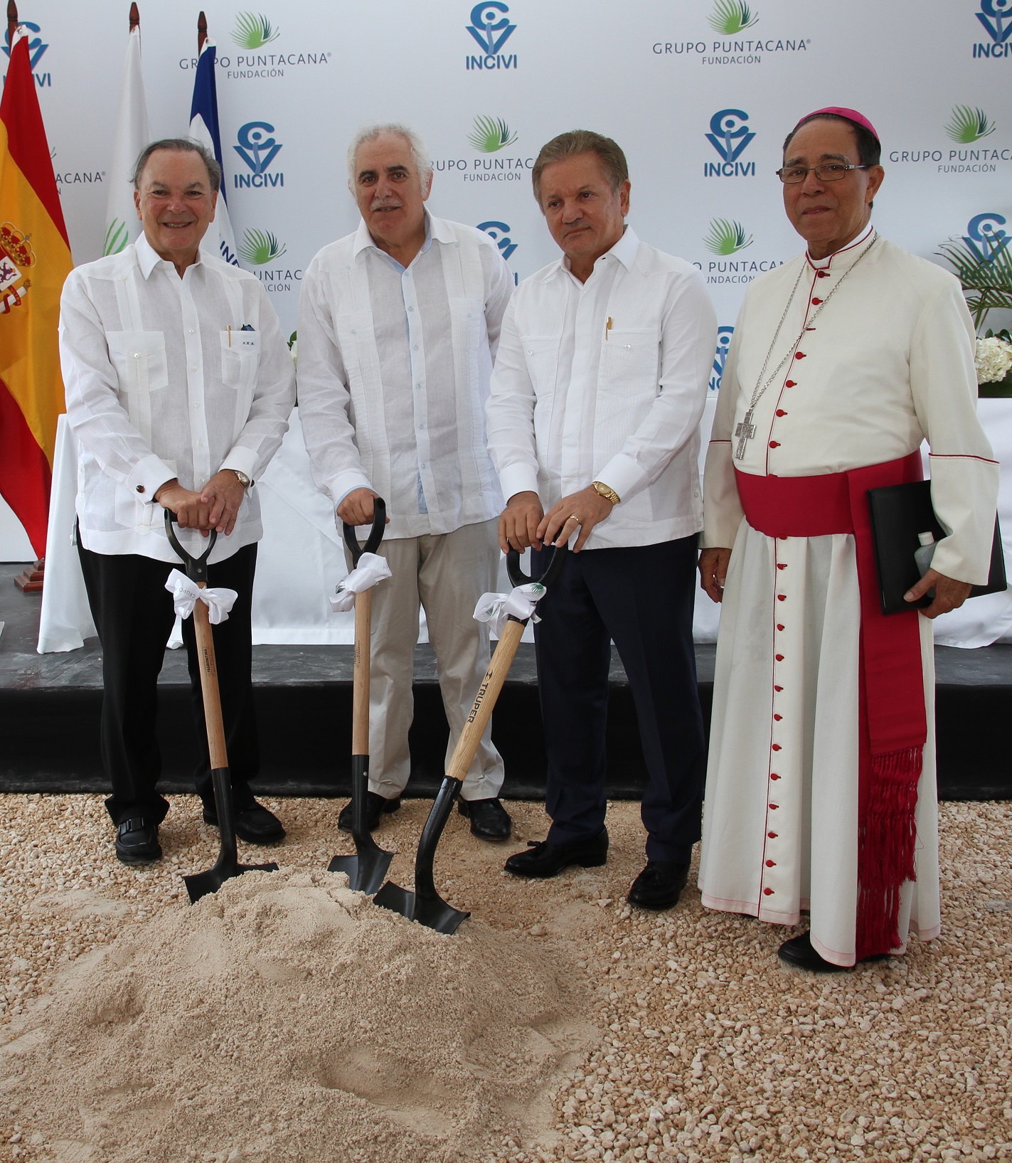 Anuncian construcción de Centro Oftamológico en Verón