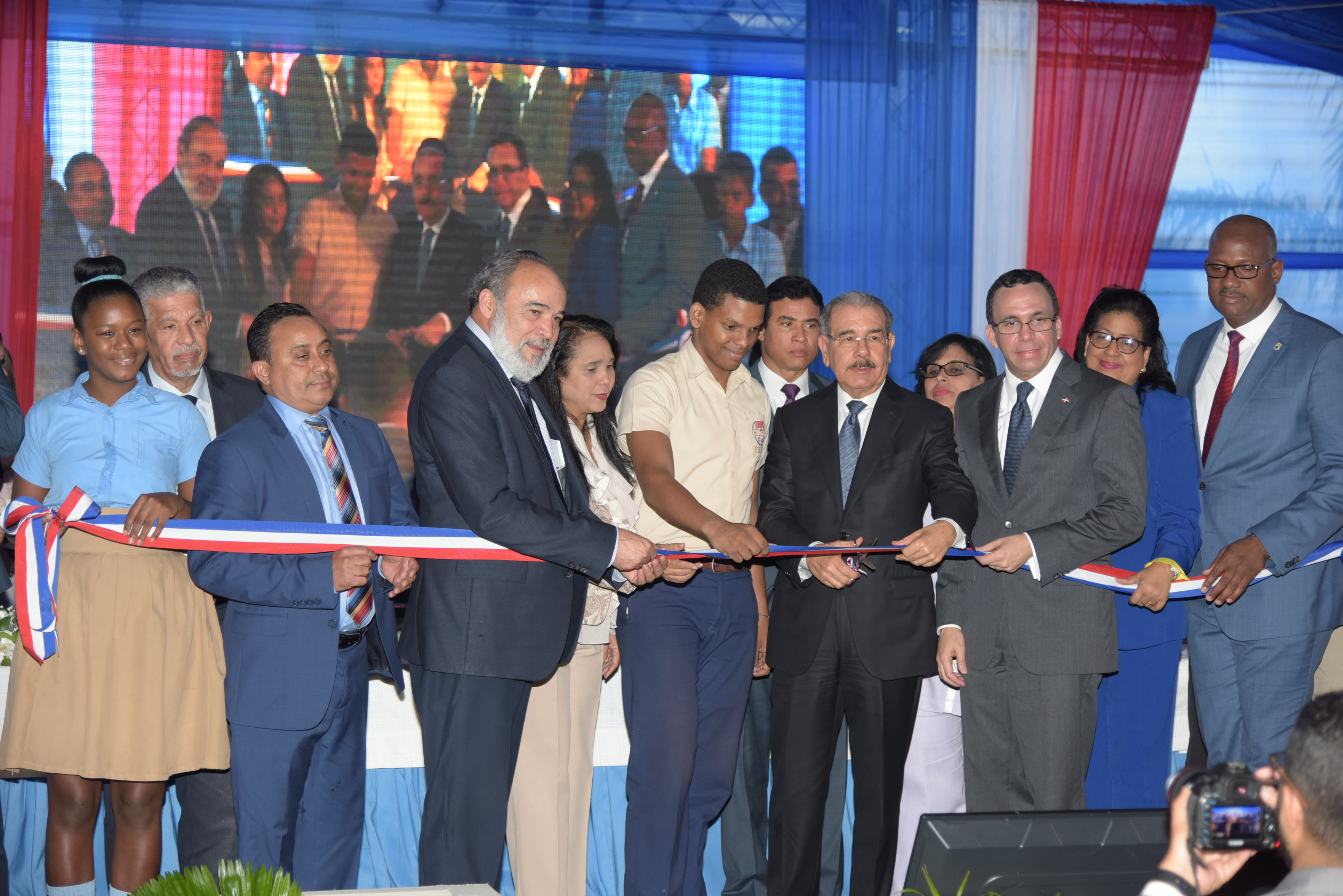 Presidente Medina entrega escuela en Cansino Adentro