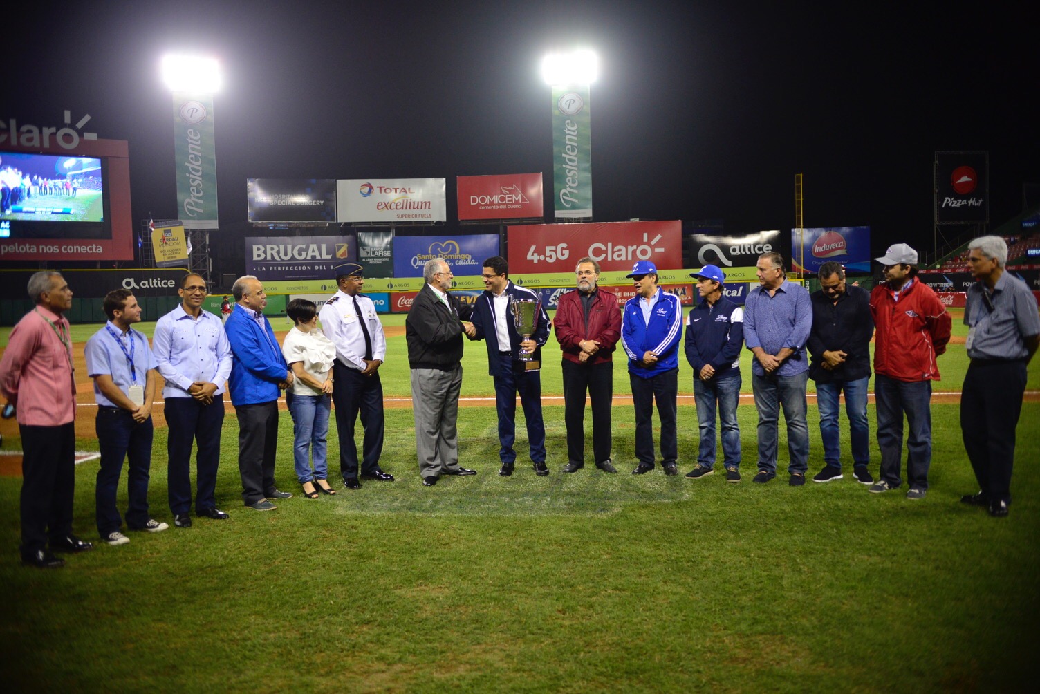 Licey recibe copa como Campeón de la ciudad