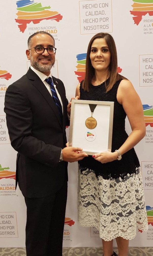 APAP galardonada con la Medalla de Oro a la Calidad