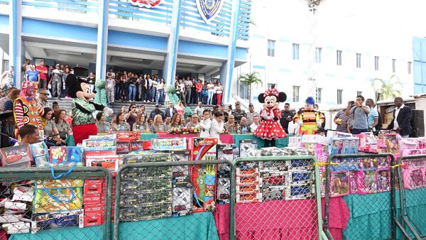 Concluye entrega de juguetes de reyes a hijos de agentes de la Policía