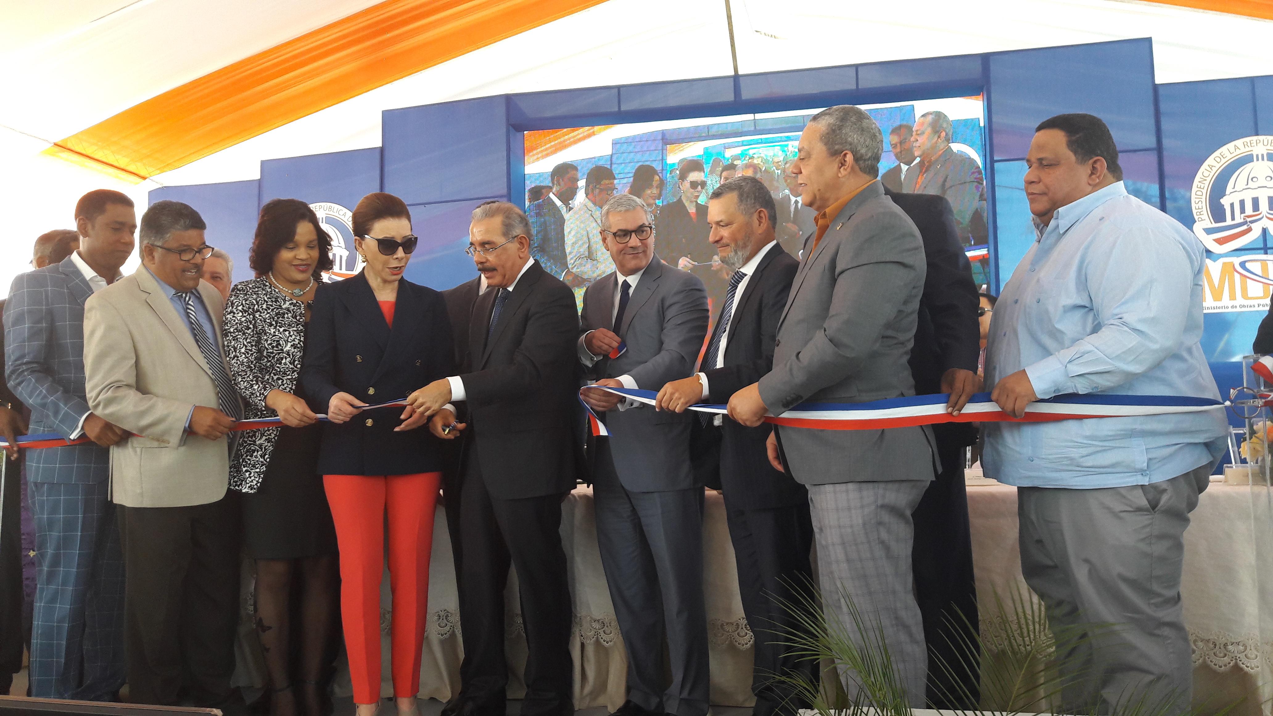 Gobierno inaugura carretera y un puente en el sur