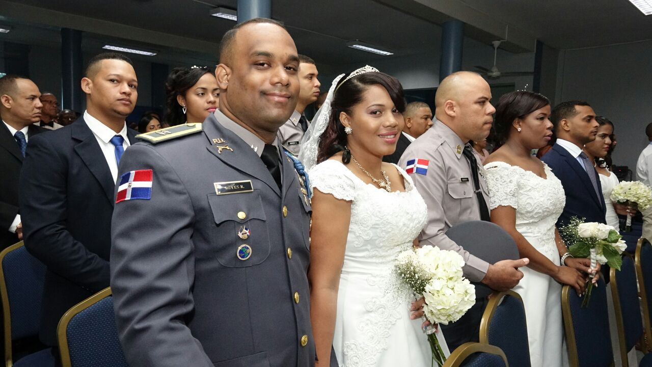 17 policías y sus parejas se casan en la sede de la PN