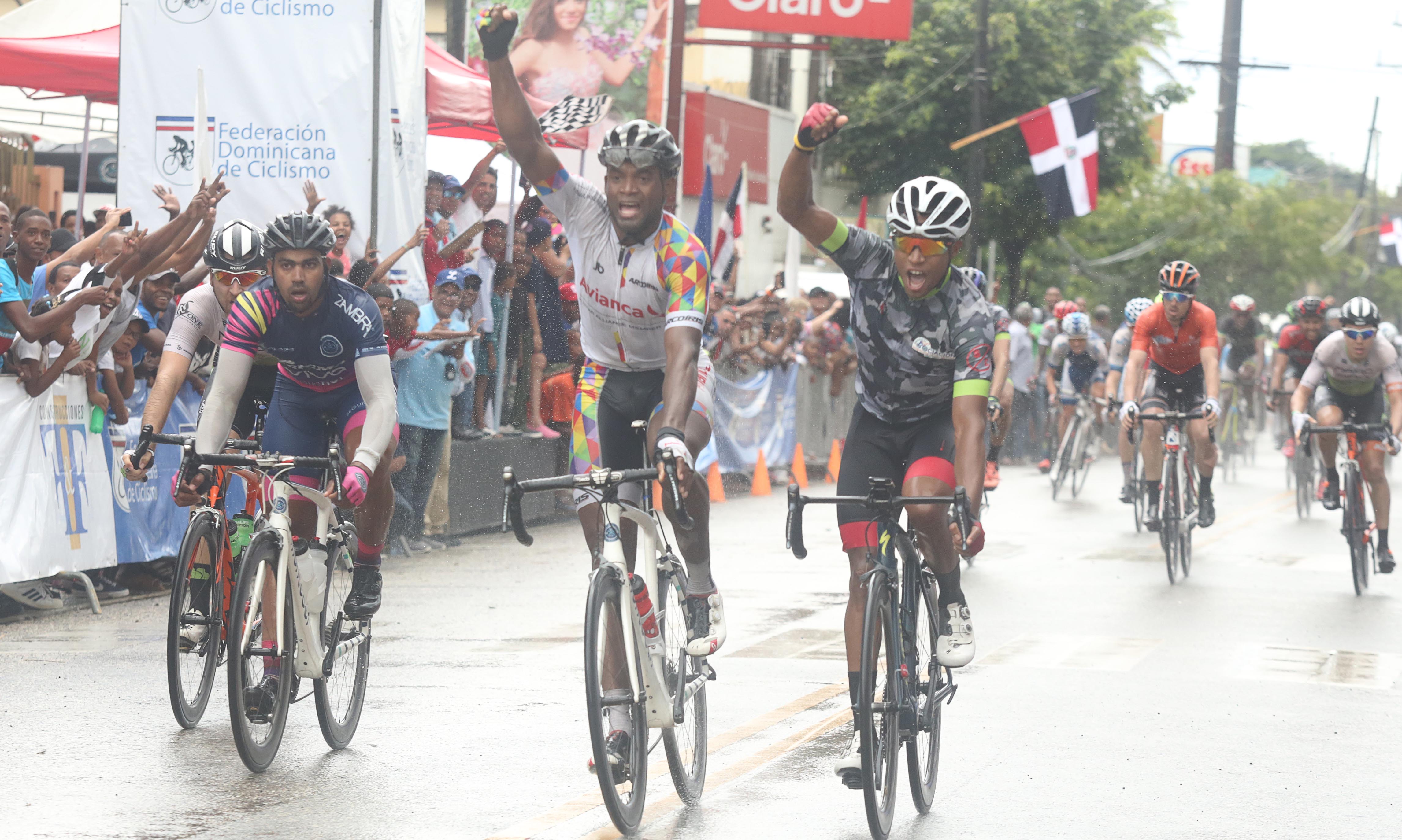 César Marte se impone en gran llegada en cuarta etapa Vuelta Ciclística