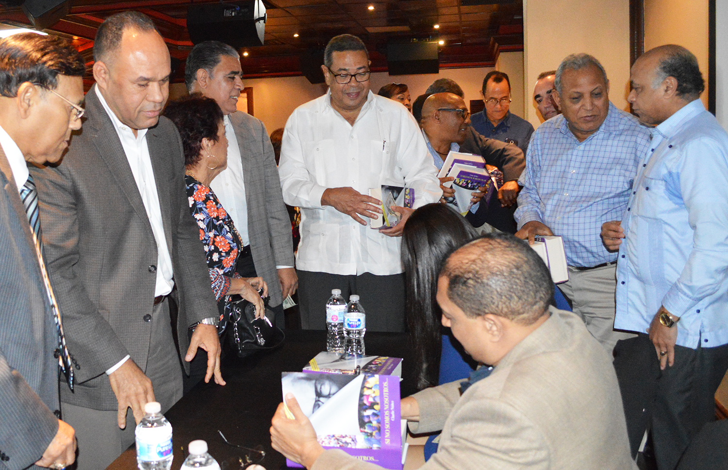 Publicista Charlie Núñez pone en circulación libro en Miami