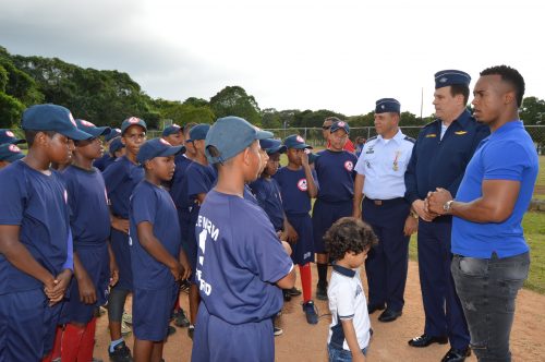 Jean Segura dona zapatillas Liga de la Fuerza Aérea Dominicana