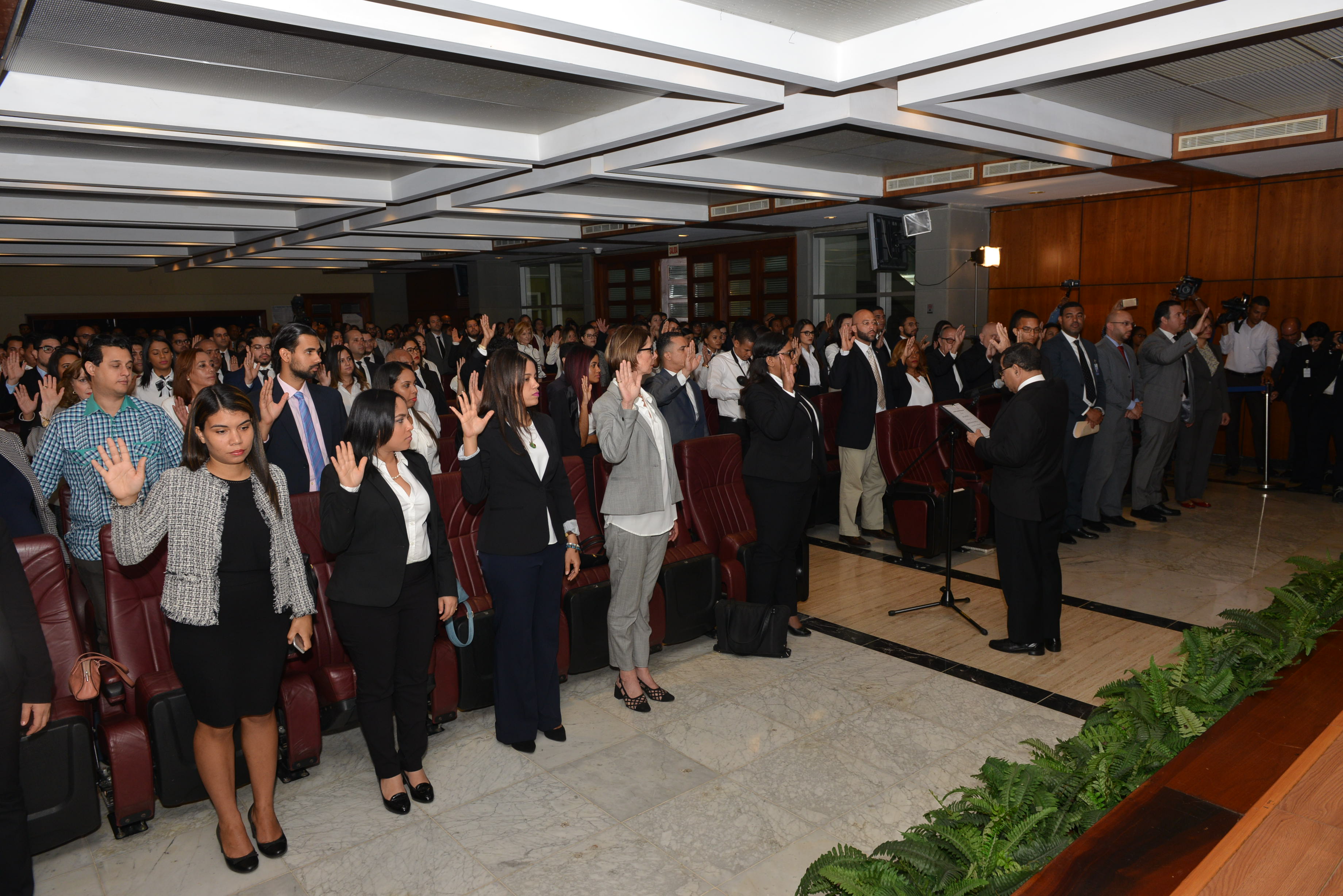 Presidente del Poder Judicial juramenta 175 nuevos intérpretes judiciales