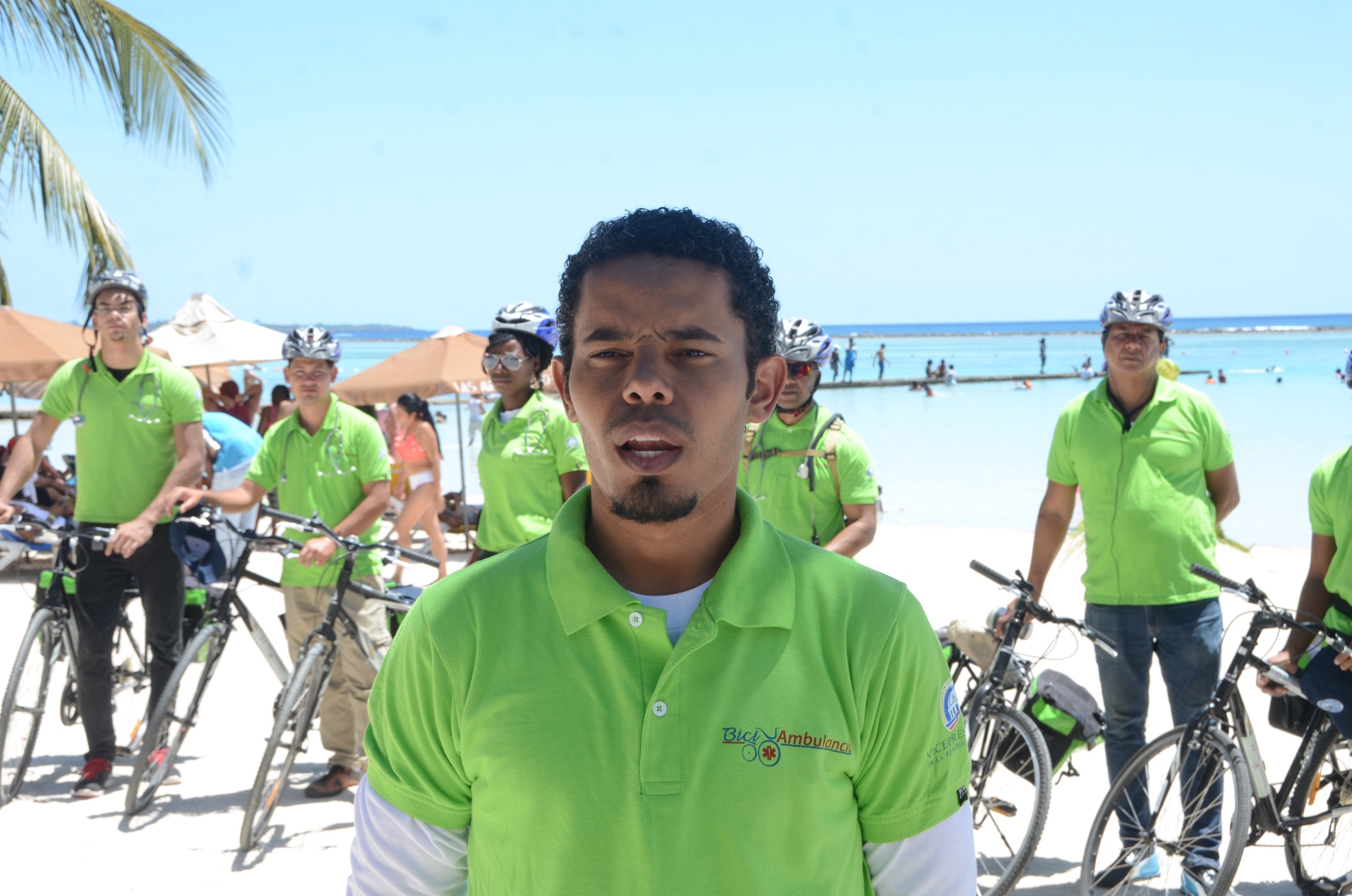 Las biciambulancias recorren y asisten bañistas en la playa de Boca Chica