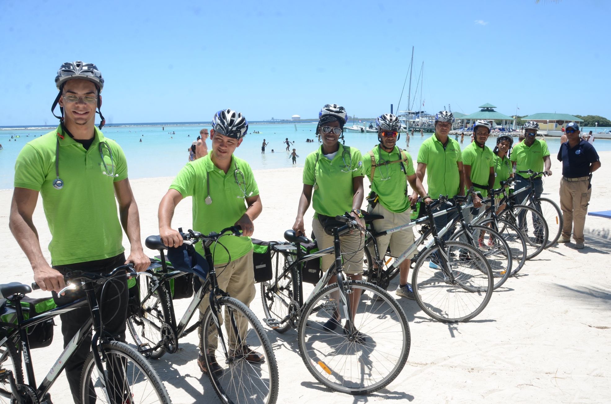 Las biciambulancias recorren y asisten bañistas en la playa de Boca Chica