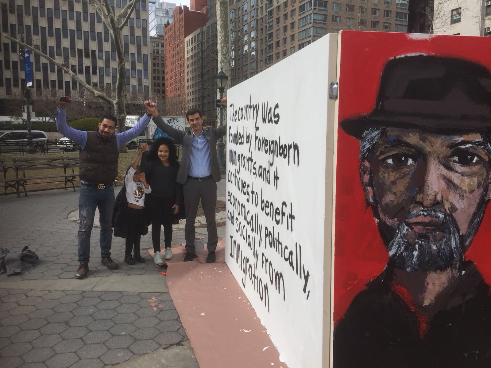 Oscar Abreu protesta con su arte en el Bajo Manhattan en favor de los inmigrantes