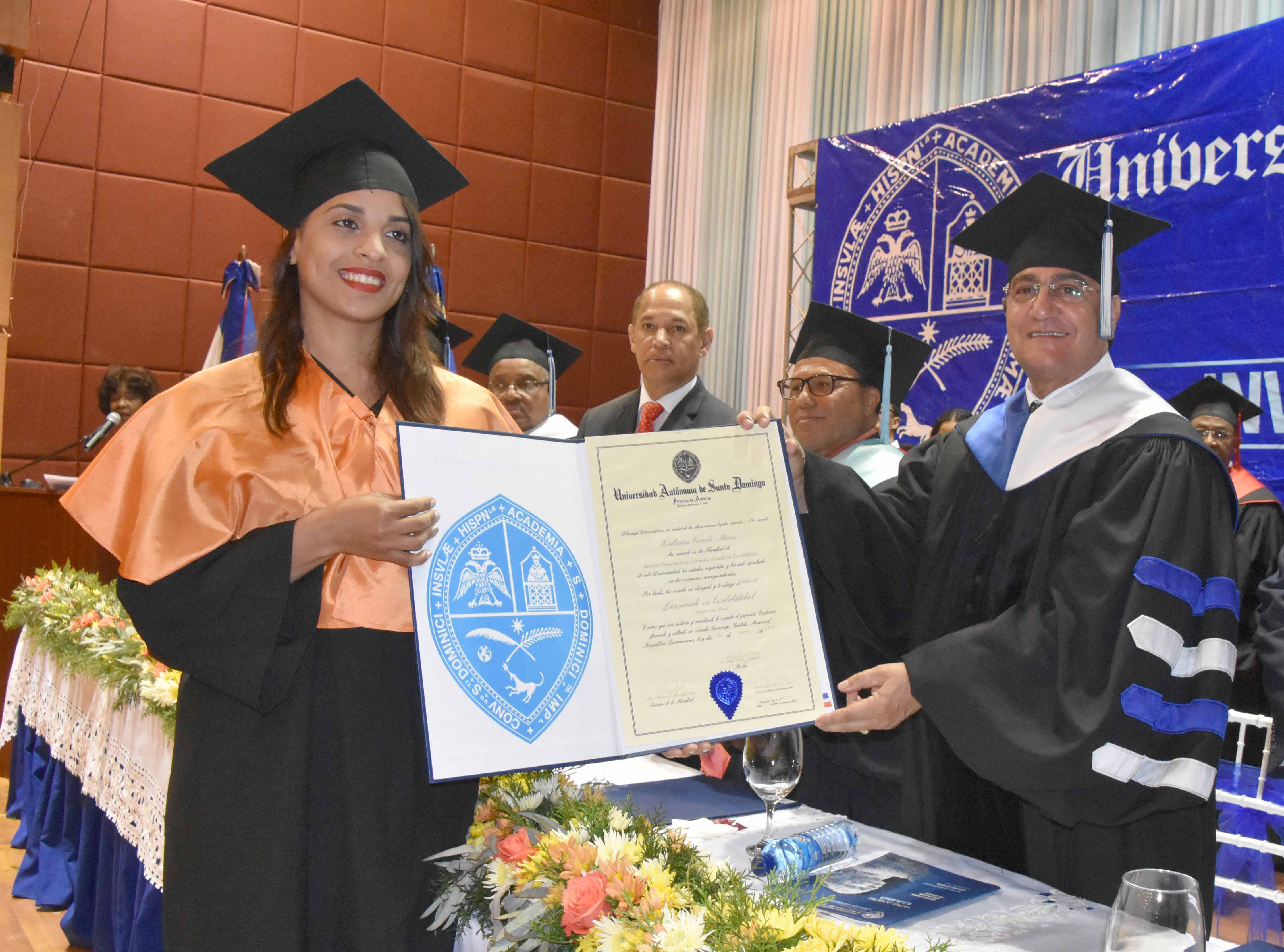 Centro UASD en La Vega inviste 66 nuevos profesionales