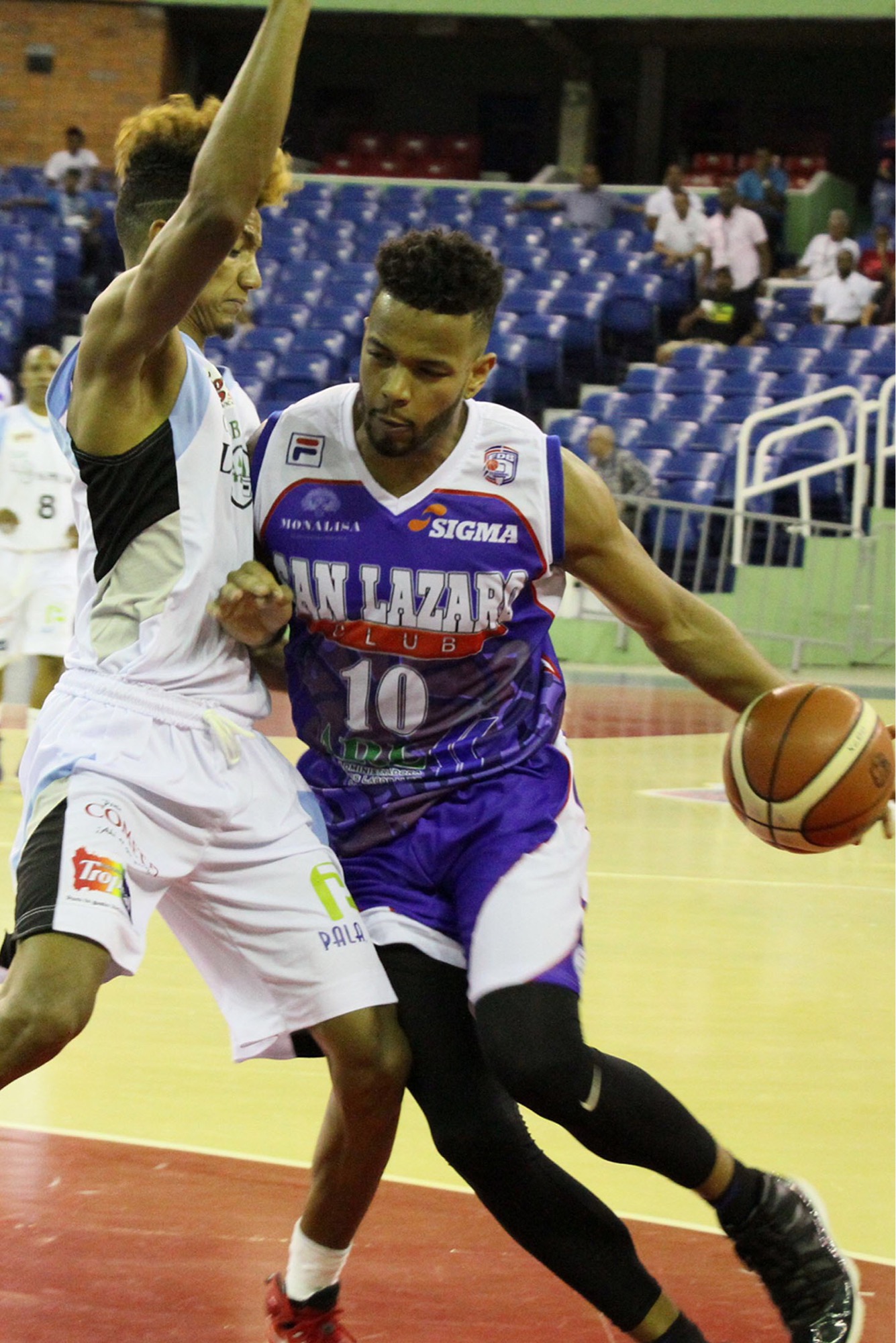 Adonys Henríquez con 37 puntos impulsa primer triunfo de San Lázaro