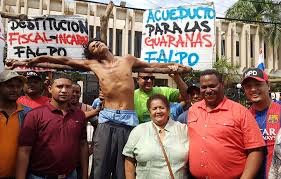 FALPO realiza crucifixión para exigir destitución del Fiscal de SFM